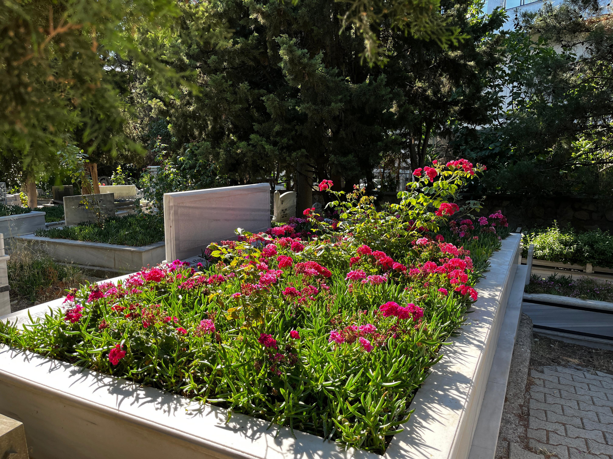 Mezar Çiceklendirme